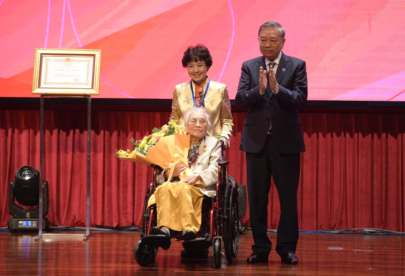 Nguyên Phó Chủ tịch nước Nguyễn Thị Bình được phong Anh hùng Lao động- Ảnh 5.