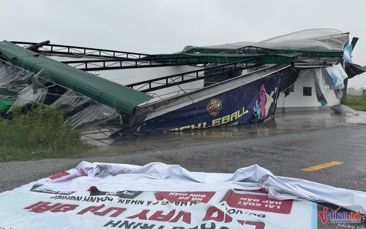 Tình hình bão số 5: Đã có 1 người chết, 8 người bị thương; Sân Pickleball tiền tỷ đổ sập- Ảnh 3.