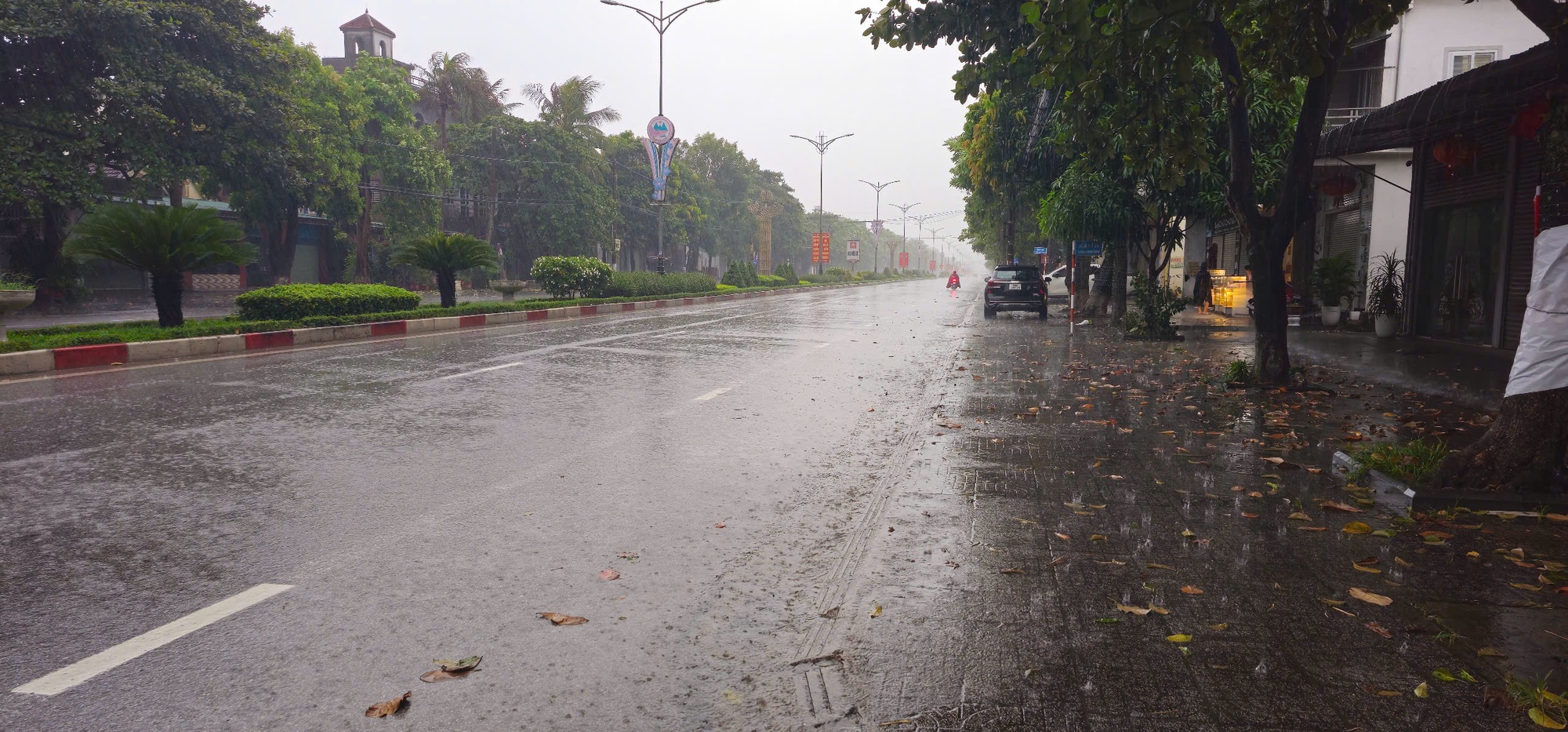 Bão số 5 chuẩn bị đổ bộ: Nhiều khu vực bắt đầu mưa trắng trời, hạn chế đi trên quốc lộ 1A, cao tốc Bắc - Nam qua Nghệ An- Ảnh 20.