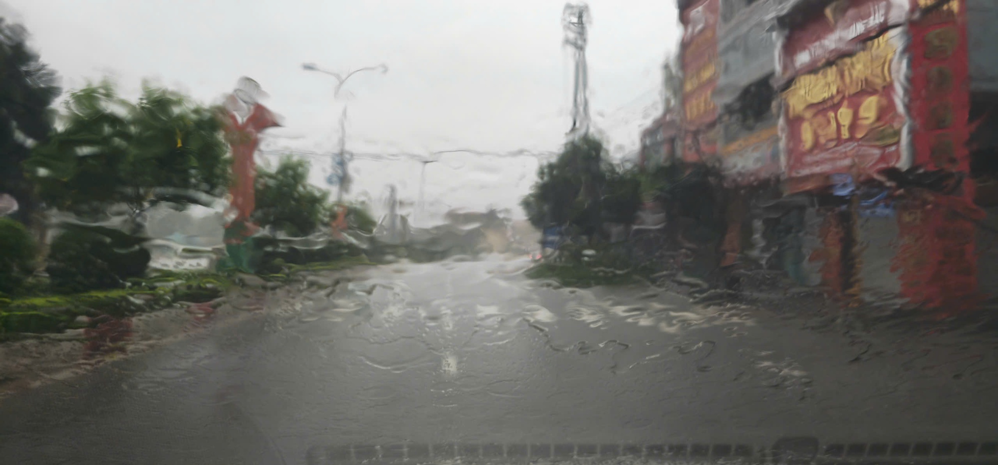 Bão số 5 chuẩn bị đổ bộ: Nhiều khu vực bắt đầu mưa trắng trời, hạn chế đi trên quốc lộ 1A, cao tốc Bắc - Nam qua Nghệ An- Ảnh 18.