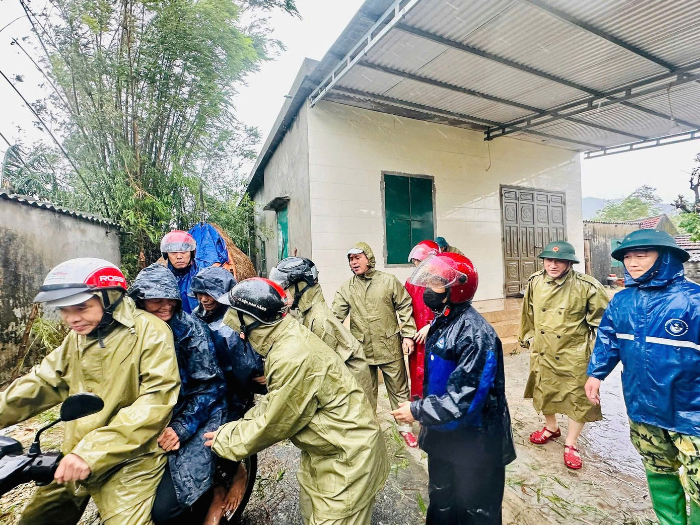 Tình hình bão số 5: Đã có 1 người chết, 8 người bị thương; Sân Pickleball tiền tỷ đổ sập- Ảnh 16.