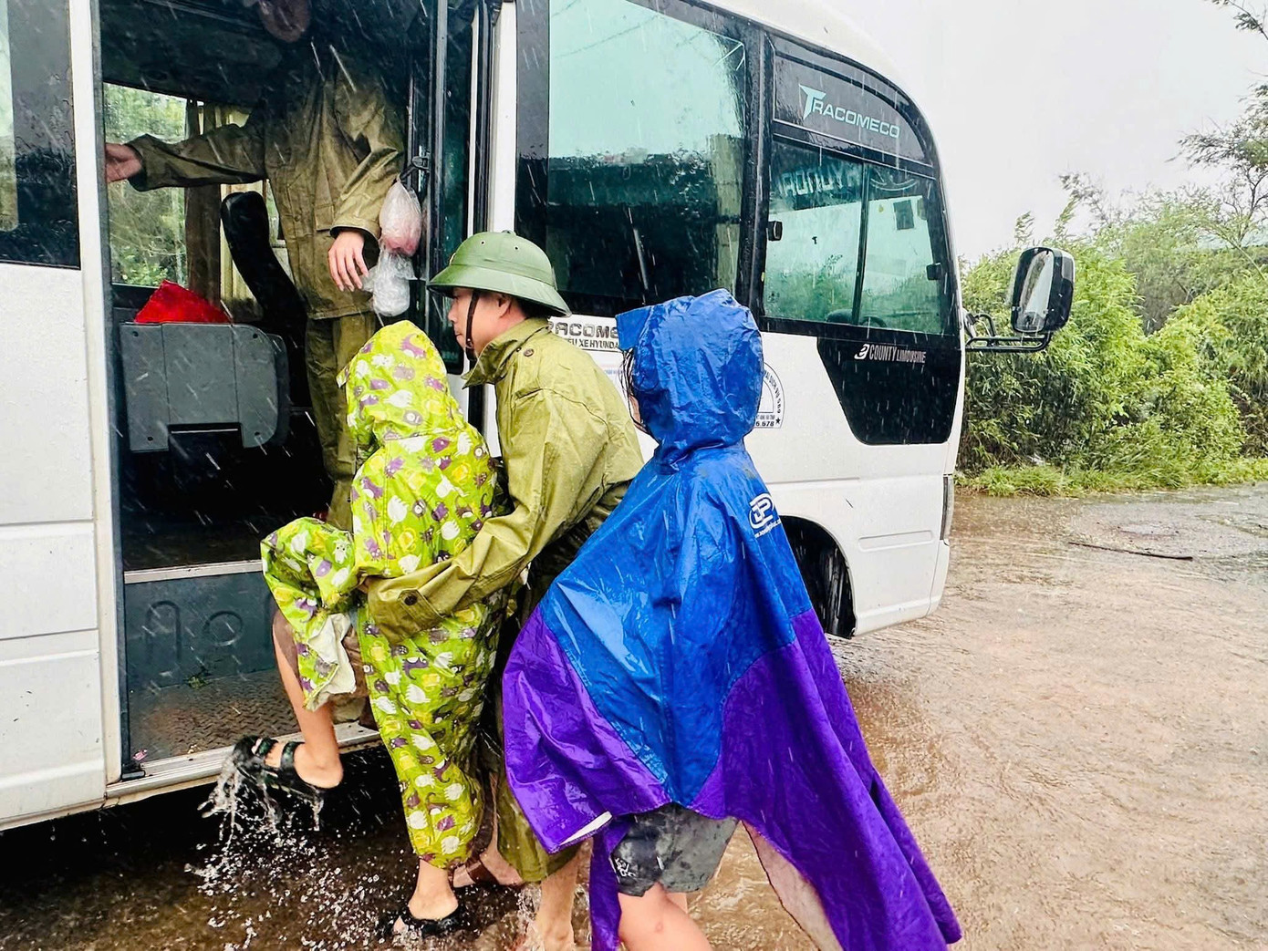 Tình hình bão số 5: Đã có 1 người chết, 8 người bị thương; Sân Pickleball tiền tỷ đổ sập- Ảnh 15.