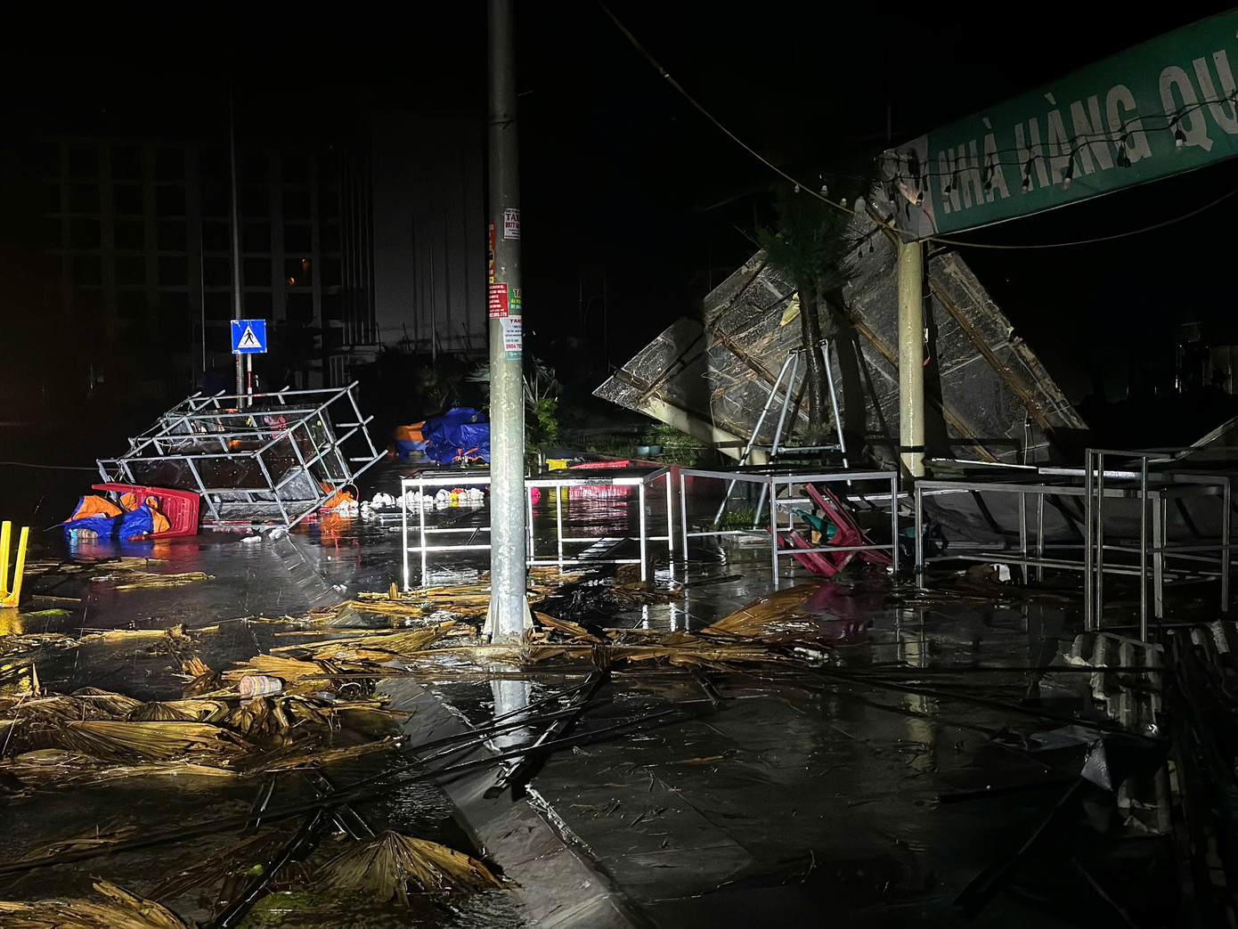 Tình hình bão số 5: Đã có 1 người chết, 8 người bị thương; Sân Pickleball tiền tỷ đổ sập- Ảnh 4.