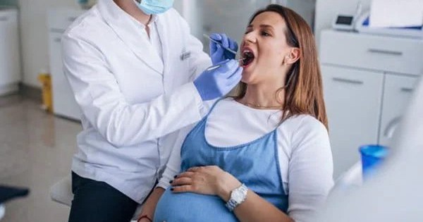 Vì sao mẹ bầu không nên chủ quan khi bị viêm nha chu?