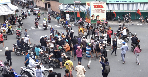 Cảnh tượng khó tin khi hàng trăm thanh niên vác vợt, gậy…. ùa ra giữa đường ở Chợ Lớn