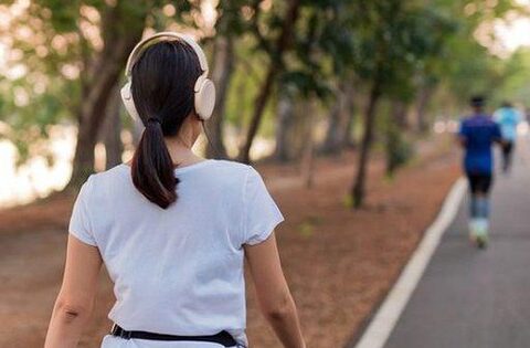 Tôi thấy mình trẻ hẳn ra ở tuổi 40 sau khi đi bộ kiểu này chỉ 1 tháng