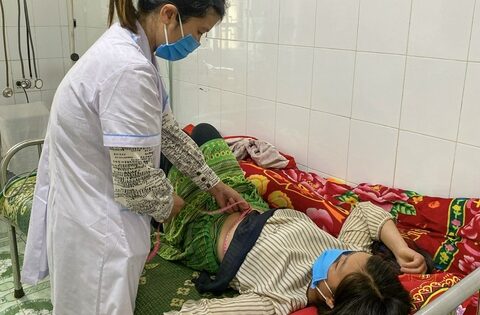 Hướng dẫn phụ nữ vùng dân tộc thiểu số tự chăm sóc bản thân khi mang thai và sau sinh