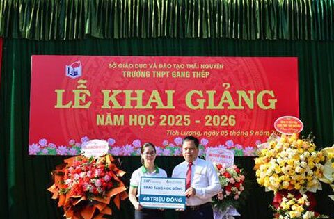 Quỹ Văn hóa DB Kim Jun Ki trao tặng học bổng cho học sinh hoàn cảnh khó khăn Trường THPT Gang Thép, Thái Nguyên