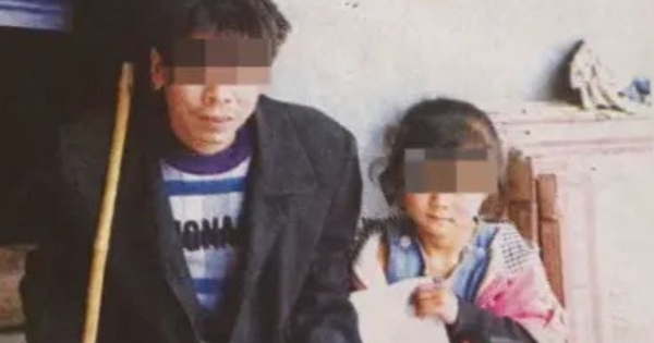 12 năm sau khi bức ảnh ăn xin cùng cha lan truyền, cuộc đời cô bé này thay đổi choáng váng: “Phép màu” có thật!