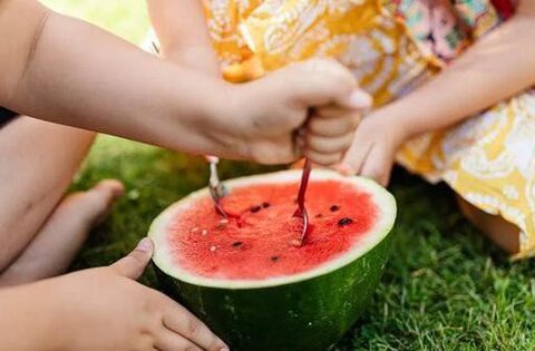 Ăn dưa hấu thế nào mới an toàn, không lo nhiễm khuẩn? Nhiều người vẫn ăn sai cách mà không hay biết