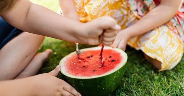 Ăn dưa hấu thế nào mới an toàn, không lo nhiễm khuẩn? Nhiều người vẫn ăn sai cách mà không hay biết