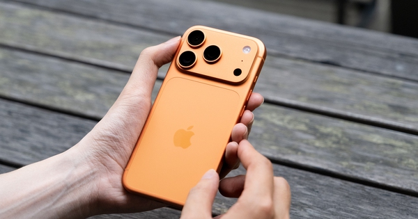 Đây là ảnh thực tế iPhone 17 Pro đang “cháy hàng” tại Việt Nam, phiên bản màu Cam Vũ Trụ đẹp lạ mắt