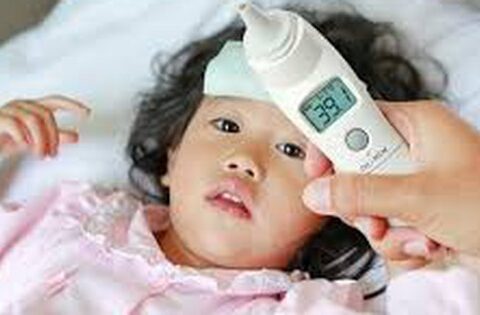 Chế độ ăn khi trẻ sốt cao, mọc răng, ho đờm