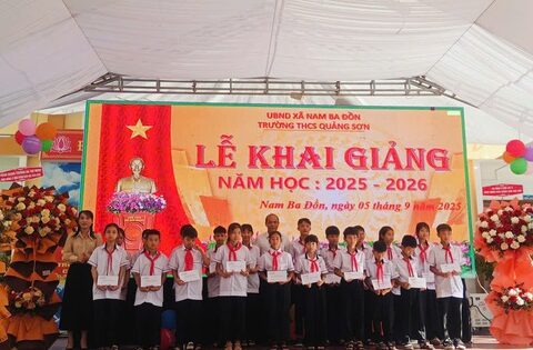 Dự án “Hành Trình Việt Nam” trao tặng 110 triệu đồng cho hơn 60 học sinh tại tỉnh Quảng Trị