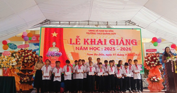 Dự án “Hành Trình Việt Nam” trao tặng 110 triệu đồng cho hơn 60 học sinh tại tỉnh Quảng Trị