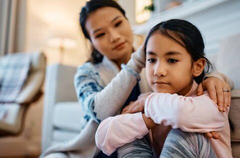 Nhà văn nổi tiếng nói: Cha mẹ phải dạy con ỨNG XỬ đúng với 2 kiểu người – Đừng để con lớn lên lệch lạc