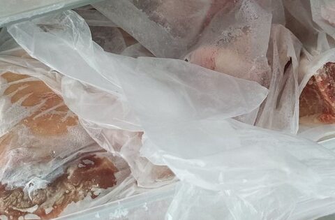 Thịt nên để trong ngăn đông tủ lạnh bao lâu? Lấy ra rã đông rồi lại cất vào nhiều lần có nên tiếp tục ăn?