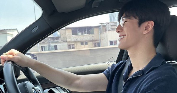 Tân sinh viên lái BMW giá 3 tỷ trong ngày đầu đi học, nhìn xuống chân thấy một thứ “không phải người giàu không hiểu được”