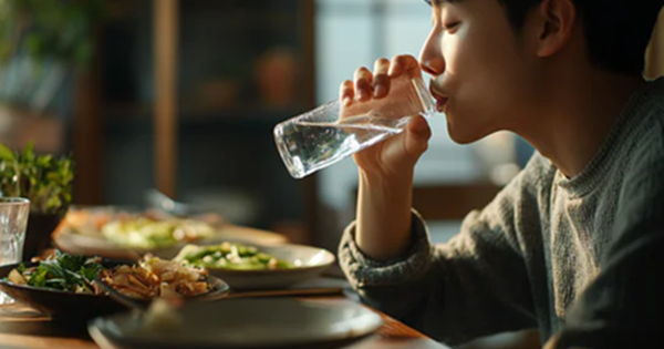Ăn cơm có nên uống nước, uống canh?
