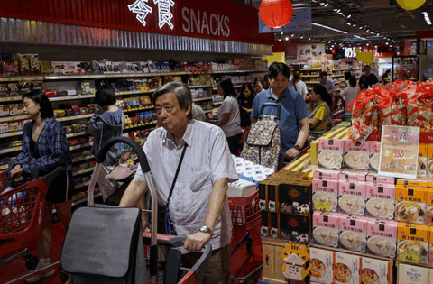 Các thành phố “đóng cửa”, nín thở trước siêu bão Ragasa: Người dân dán chặt cửa kính, chặn bao cát trước nhà, càn quét siêu thị tích trữ đồ