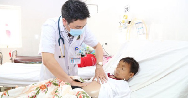 Trẻ em đối mặt biến chứng nguy hiểm từ thận hư kháng thuốc