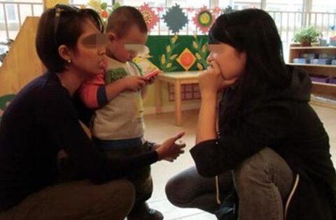 Phát hiện túi quần nam sinh có thứ bất thường, cô giáo kiểm tra xong liền sững sờ: Chị nên cho con nghỉ học!