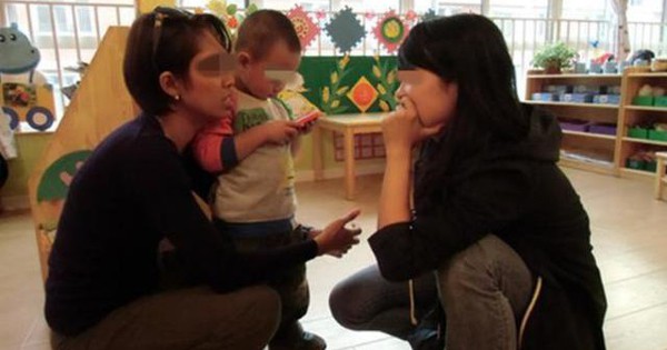 Phát hiện túi quần nam sinh có thứ bất thường, cô giáo kiểm tra xong liền sững sờ: Chị nên cho con nghỉ học!