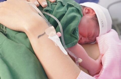 Tiếp xúc da kề da tốt cho não của trẻ sinh non