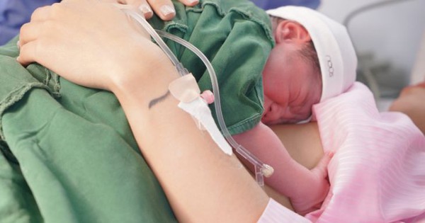 Tiếp xúc da kề da tốt cho não của trẻ sinh non