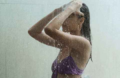 Tại sao phụ nữ không nên làm việc này khi tắm?