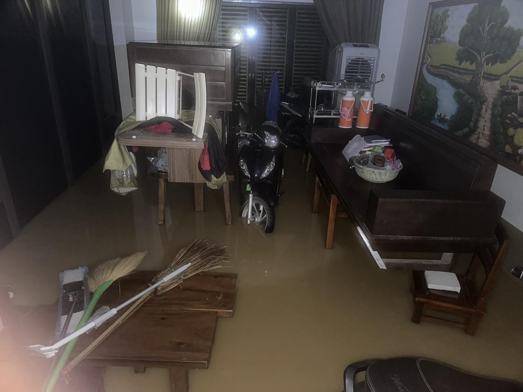 Cảnh tượng thắt lòng trong đợt ngập lụt nghiêm trọng nhất năm 2025 do bão số 10 Bualoi- Ảnh 24.