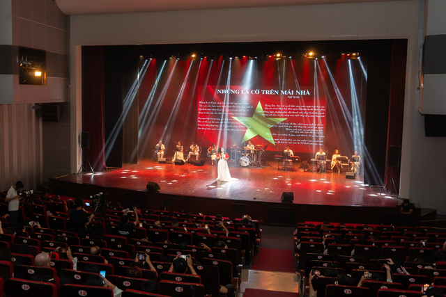 Dự án “Hành Trình Việt Nam” trao tặng 110 triệu đồng cho hơn 60 học sinh tại tỉnh Quảng Trị- Ảnh 1. Dự án “Hành Trình Việt Nam” trao tặng 110 triệu đồng cho hơn 60 học sinh tại tỉnh Quảng Trị- Ảnh 1.