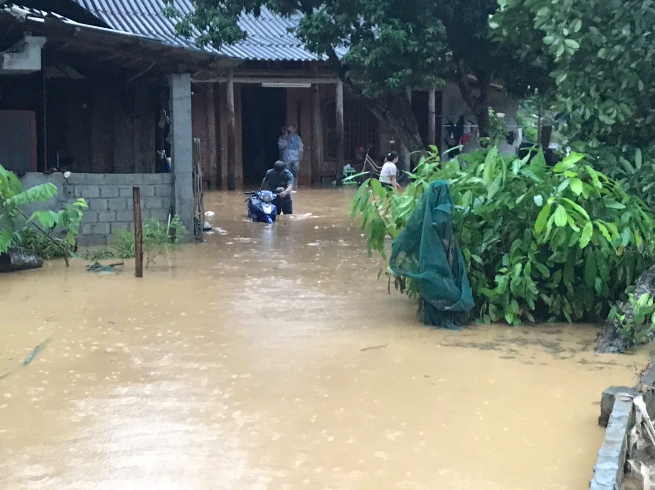 Cảnh tượng thắt lòng trong đợt ngập lụt nghiêm trọng nhất năm 2025 do bão số 10 Bualoi- Ảnh 8.