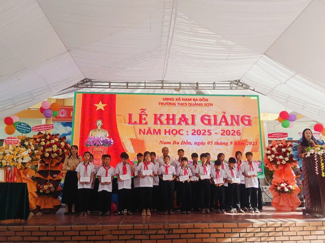 Dự án “Hành Trình Việt Nam” trao tặng 110 triệu đồng cho hơn 60 học sinh tại tỉnh Quảng Trị- Ảnh 2. Dự án “Hành Trình Việt Nam” trao tặng 110 triệu đồng cho hơn 60 học sinh tại tỉnh Quảng Trị- Ảnh 2.