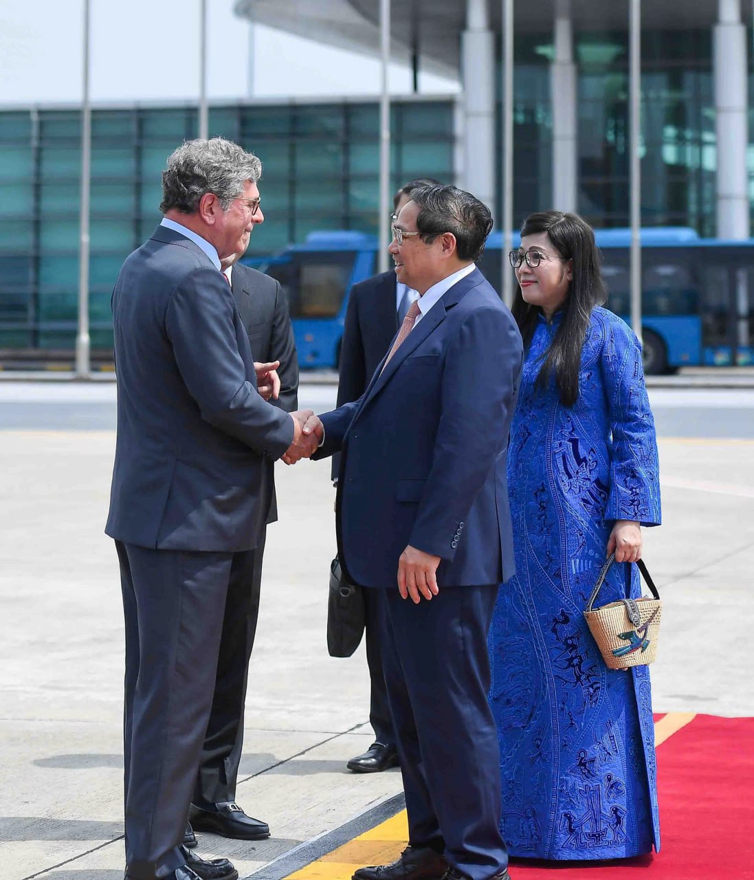 Cách chọn trang phục và túi xách tinh tế, 