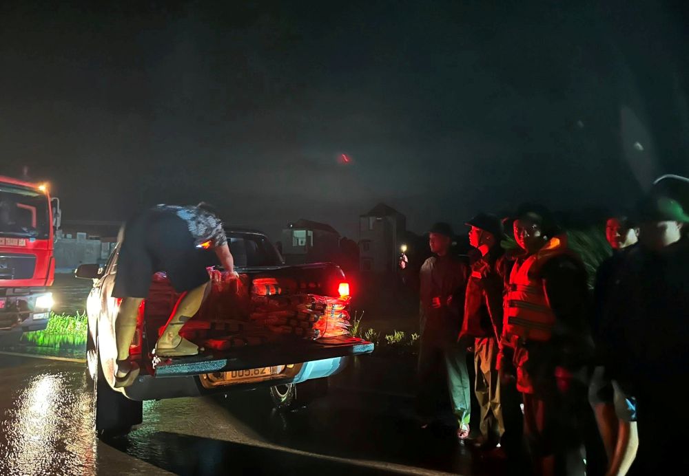 Cảnh tượng thắt lòng trong đợt ngập lụt nghiêm trọng nhất năm 2025 do bão số 10 Bualoi- Ảnh 21.