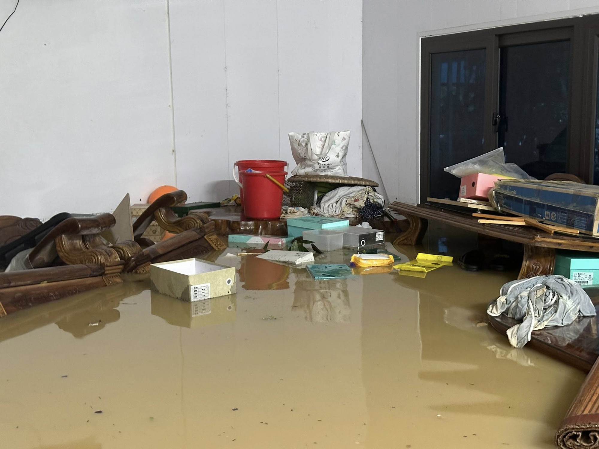 Cảnh tượng thắt lòng trong đợt ngập lụt nghiêm trọng nhất năm 2025 do bão số 10 Bualoi- Ảnh 23.