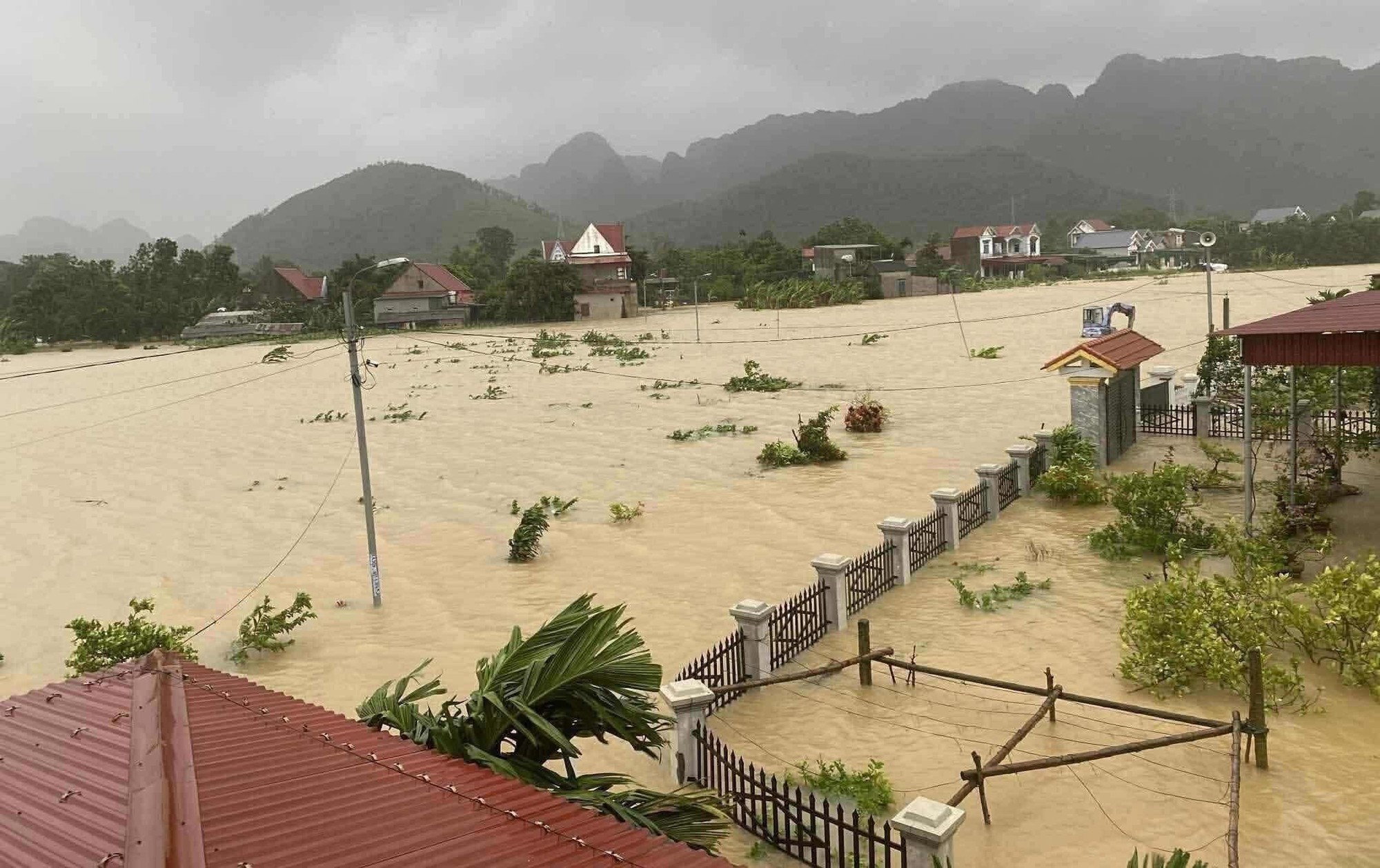 Cảnh tượng thắt lòng trong đợt ngập lụt nghiêm trọng nhất năm 2025 do bão số 10 Bualoi- Ảnh 22.