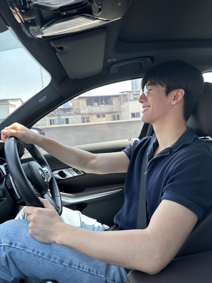 Tân sinh viên lái BMW giá 3 tỷ trong ngày đầu đi học, nhìn xuống chân thấy một thứ 