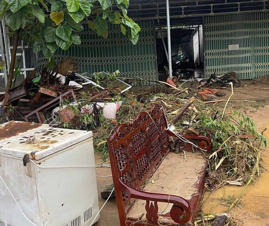 Cảnh tượng thắt lòng trong đợt ngập lụt nghiêm trọng nhất năm 2025 do bão số 10 Bualoi- Ảnh 9.