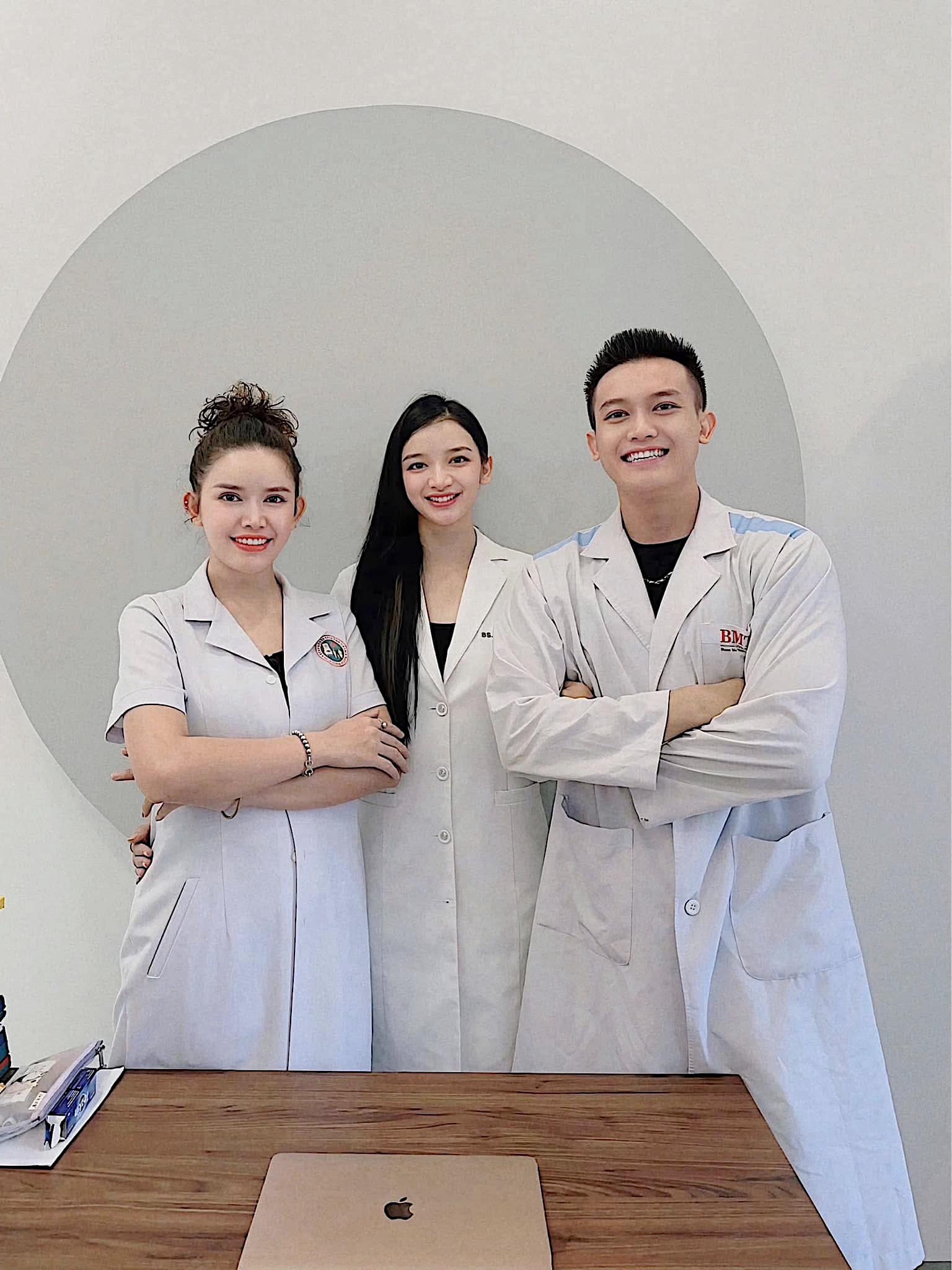 Một gia đình nghèo ở Gia Lai có 3 con học Y, làm bác sĩ, đạt Á vương và Á hậu- Ảnh 6.