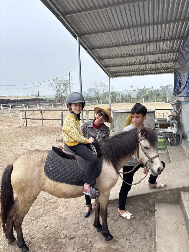 Chồng Tây của Lan Phương đăng ảnh con: Thì ra bé học 1 môn thể thao quý tộc cực 