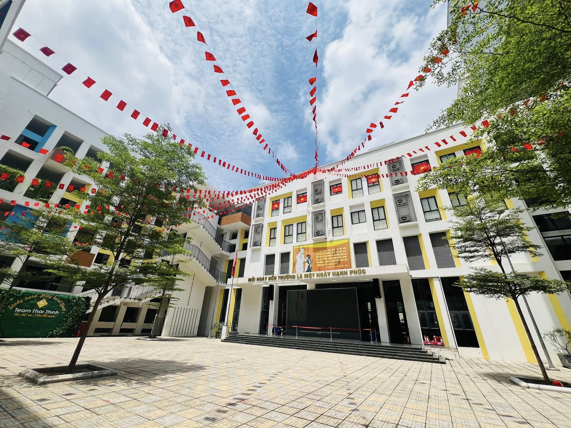 Công khai danh sách học sinh có hoàn cảnh khó khăn trong lễ khai giảng, trường tiểu học ở Hà Nội phải lên tiếng xin lỗi- Ảnh 1.