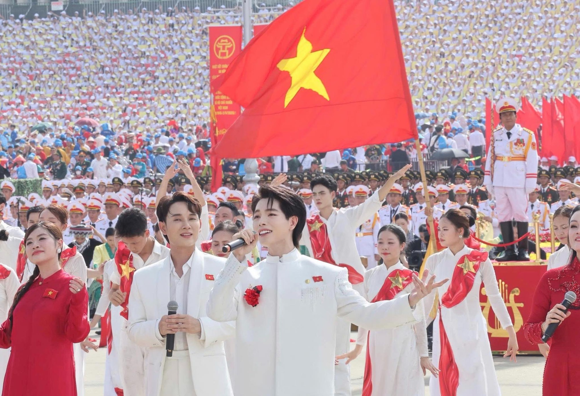 Bài hát “tiên tri” đỉnh nhất Đại lễ A80: Đức Phúc - Phương Mỹ Chi cất giọng đều rạng danh quốc tế, Việt Nam thịnh vượng sáng ngời!- Ảnh 12.