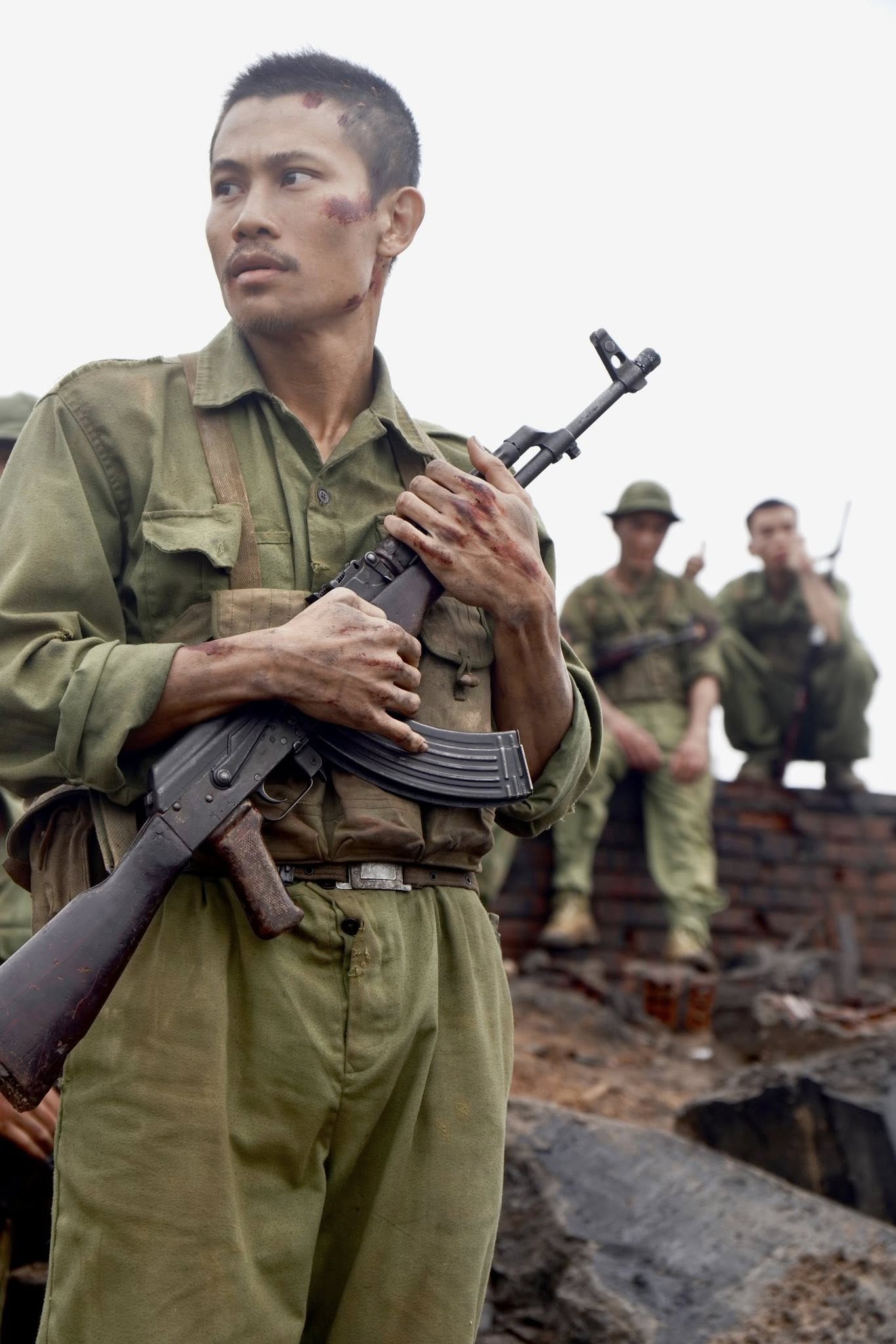 Chi tiết đắt giá nhất Mưa Đỏ: Tờ tiền của anh Tạ trước khi hy sinh khiến khán giả vỡ òa- Ảnh 1.