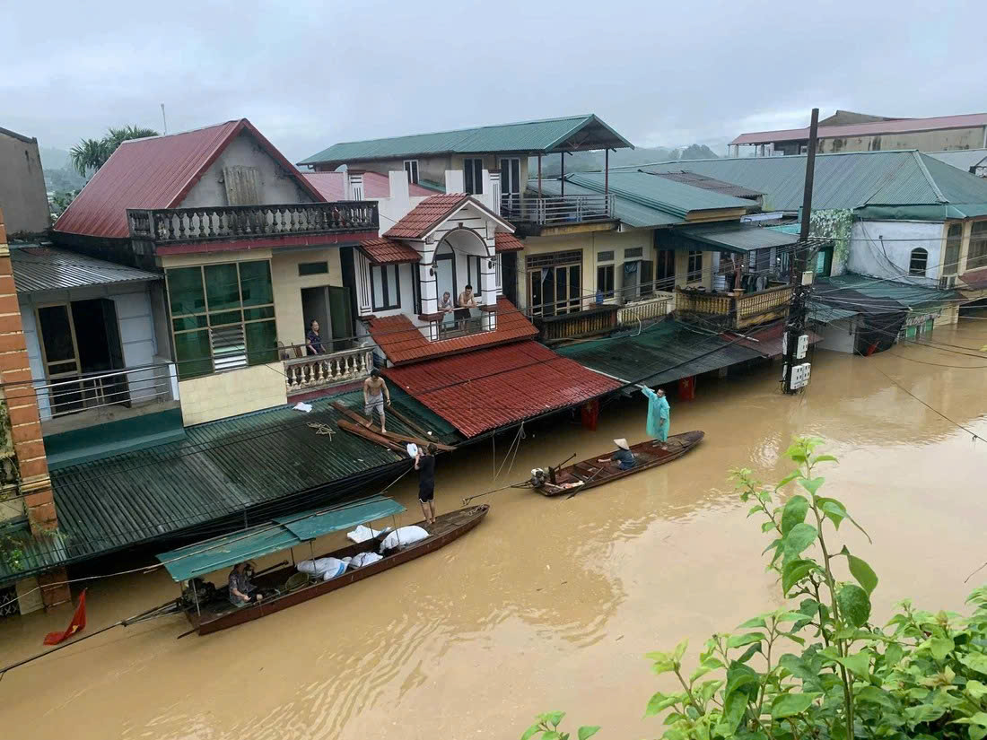 Cảnh tượng thắt lòng trong đợt ngập lụt nghiêm trọng nhất năm 2025 do bão số 10 Bualoi- Ảnh 2.