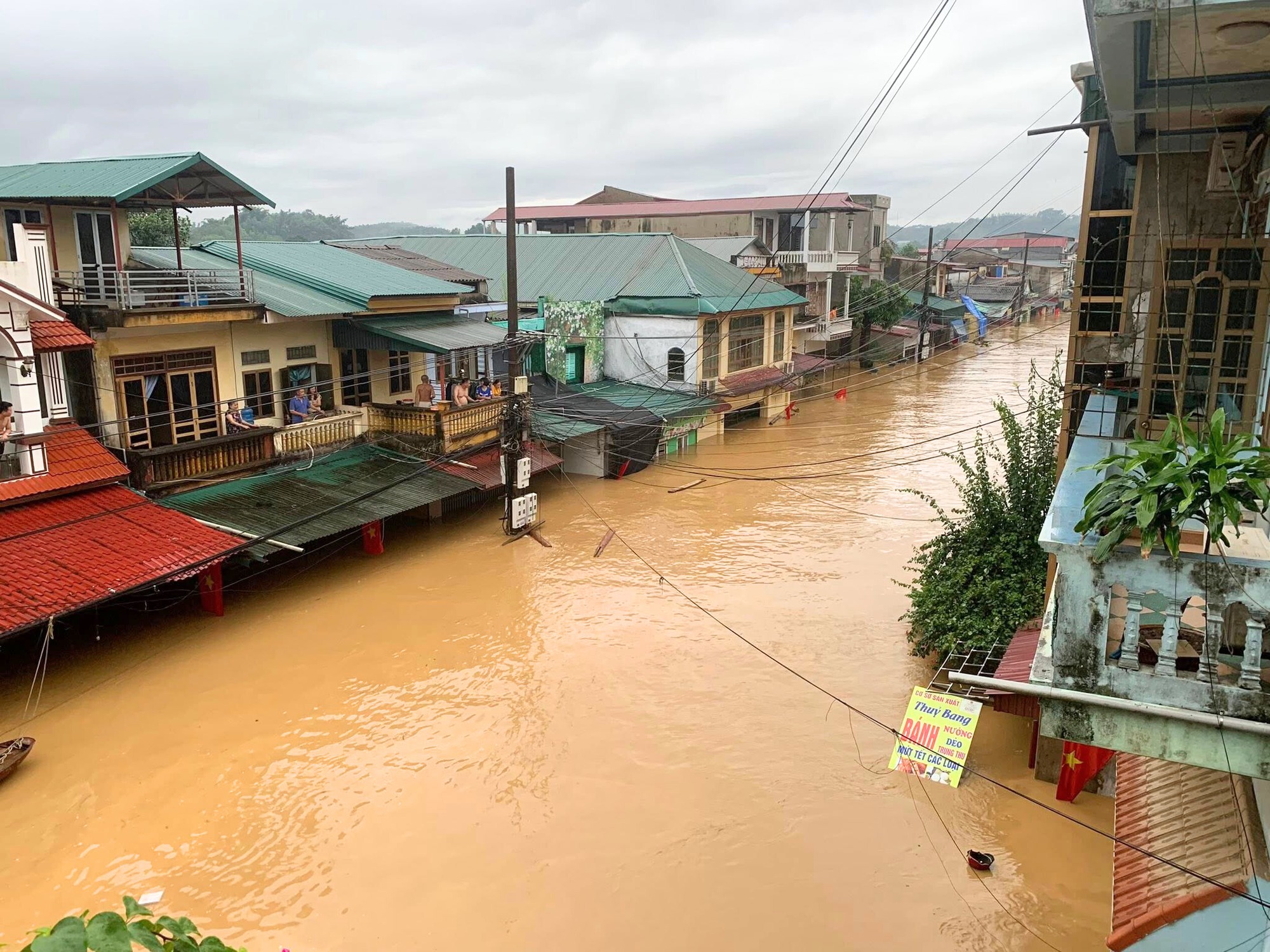 Cảnh tượng thắt lòng trong đợt ngập lụt nghiêm trọng nhất năm 2025 do bão số 10 Bualoi- Ảnh 3.