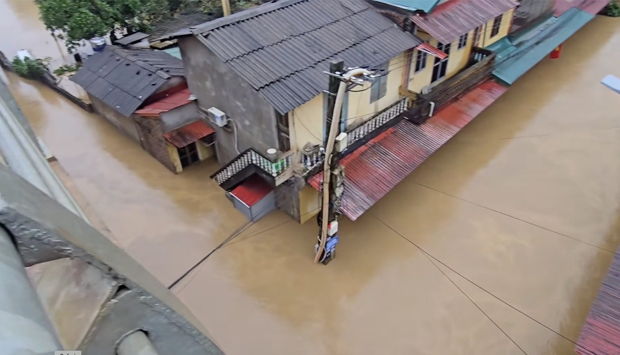 Cảnh tượng thắt lòng trong đợt ngập lụt nghiêm trọng nhất năm 2025 do bão số 10 Bualoi- Ảnh 4.