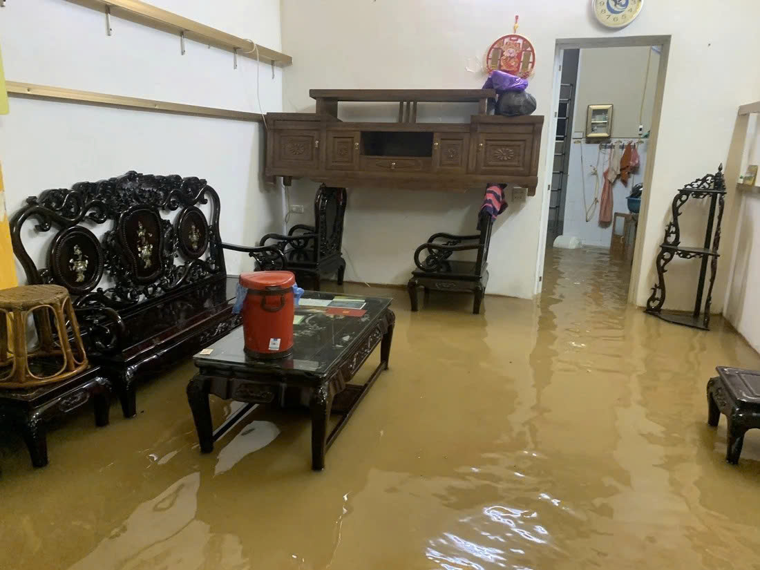 Cảnh tượng thắt lòng trong đợt ngập lụt nghiêm trọng nhất năm 2025 do bão số 10 Bualoi- Ảnh 7.