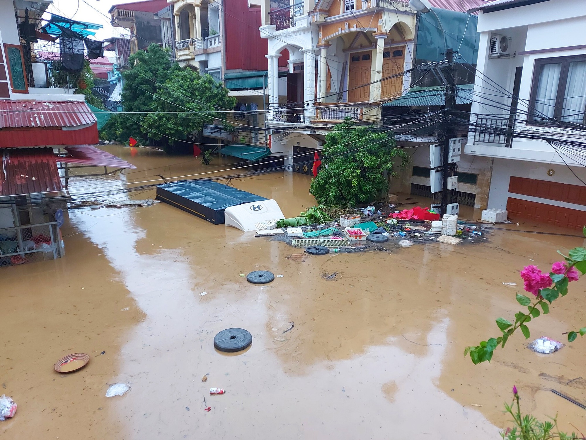 Cảnh tượng thắt lòng trong đợt ngập lụt nghiêm trọng nhất năm 2025 do bão số 10 Bualoi- Ảnh 6.